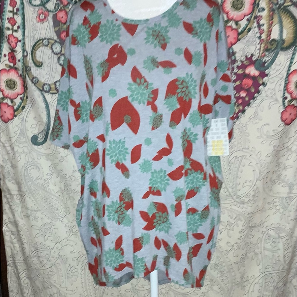 Nwt LuLaRoe Gray Green Red Irma Floral Short Sleeve Top Christmas Holiday Colors